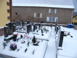 Le cimetière du village entoure encore la petite chapelle.