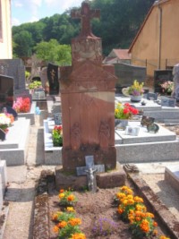 Dans le cimetière de Bousseviller, la tombe de Barbara Gerold date de 1848 et représente saint Pierre et sainte Barbe, les patrons du couple.