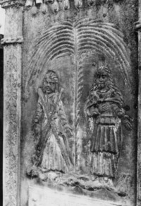 Sur la tombe d'Andreas Schaff à Bousseviller, les saints patrons des défunts - saint André et sainte Marie-Madeleine - sont représentés sous un saule pleureur (photographie du service régional de l'inventaire de Lorraine).