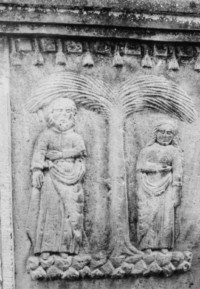 Sur la tombe de Magdalena Ohliger à Bousseviller, les saints patrons des défunts - saint André et sainte Marie-Madeleine - sont représentés sous un saule pleureur (photographie du service régional de l'inventaire de Lorraine).
