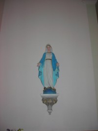 Une statue de l'Immaculée Conception de la Sainte Vierge domine l'autel latéral gauche de la chapelle Sainte-Odile de Bousseviller.