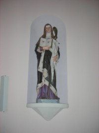 Une belle statue de sainte Odile, patronne de la chapelle, trône au milieu de la nef à Bousseviller.