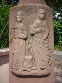 Saint Marc et sainte Catherine d'Alexandrie sont représentés sur le fût de la croix.