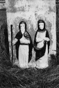Saint Jacques le majeur et la Très Sainte Vierge sont représentés sur la face du fût-stèle (photographie du service régional de l'inventaire de Lorraine).