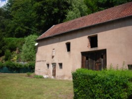 Le haut-relief est remployé dans la façade d'une grange située au pied du Kapellenberg, à l'endroit où se situait l'ancienne chapelle du village avant 1780.