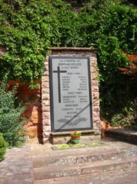 Le monument aux morts communal se situe en bordure de la rue principale du village.