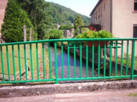 Un petit pont est posé sur la Horn dans la rue de l'église.