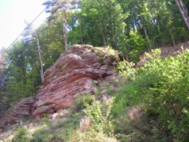 D'impressionnants rochers de grès rose surgissent de part et d'autre de la vallée et contribuent au caractère pittoresque du paysage.