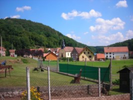 La chapelle Sainte-Odile domine fièrement la masse des maisons du petit village de Bousseviller.