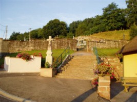 Une croix monumentale est érigée en 1825 au pied de l'entrée du cimetière de Breidenbach.