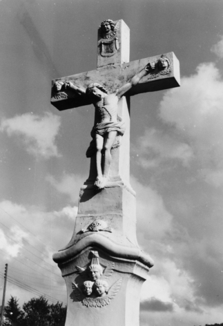 Des symboles macabres - crâne et tibias - ainsi que trois têtes d'angelots ailées décorent la partie supérieure du fût (photographie du service régional de l'inventaire de Lorraine).