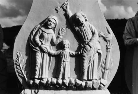 Le fût représente la Sainte-Famille à sa base (photographie du service régional de l'inventaire de Lorraine).