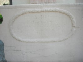 Une inscription est gravée dans un cartouche, sur le socle de la croix.