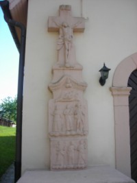 Une croix monumentale est adossée à la façade de la chapelle d'Olsberg.