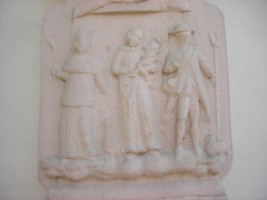 Saint Hubert, saint Antoine de Padoue et saint Wendelin sont représentés sur le registre supérieur du fût.