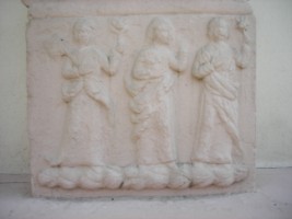 Trois saintes femmes non identifiées sont représentées sur le registre inférieur du fût.