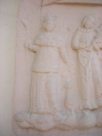 Revêtu de ses ornements épiscopaux, saint Hubert est représenté sur la croix monumentale adossée à la chapelle du hameau d'Olsberg, à Breidenbach.