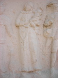Saint Antoine est représenté sur la croix monumentale adossée à la chapelle du hameau d'Olsberg, à Breidenbach, elle-même dédiée au saint franciscain.