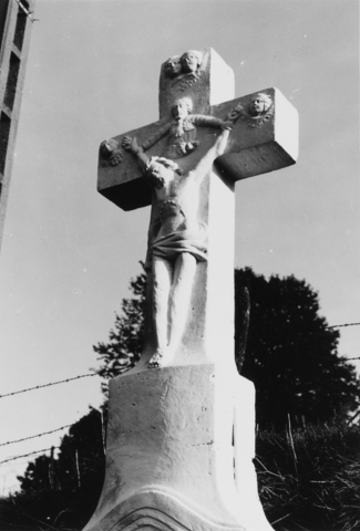 Le croisillon de la croix située dans la rue d'Olsberg, à Breidenbach (photographie du Service régional de l'inventaire de Lorraine).