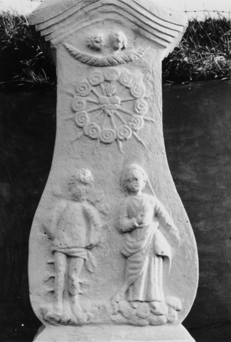 Le fût représente saint Sébastien et une sainte femme, peut-être la Très Sainte Vierge (photographie du service régional de l'inventaire de Lorraine).