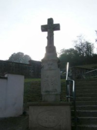 Une croix monumentale est élevée derrière l'église, près de la mairie et au pied du cimetière.