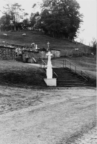 Une croix monumentale est érigée au pied des escaliers du cimetière communal (photographie du service régional de l'inventaire de Lorraine).