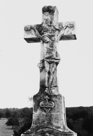 Un cœur, ceint de la couronne d'épines et au-dessus duquel trône la croix, occupe le registre supérieur du fût (photographie du service régional de l'inventaire de Lorraine).