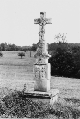 Une croix est située sur la route menant à la forêt et à la ferme de Gentersberg (photographie du service régional de l'inventaire de Lorraine).