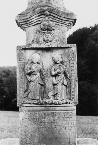 La Très Sainte Vierge et saint Jean sont représentés sur le fût-stèle, entourés de deux grands cierges (photographie du service régional de l'inventaire de Lorraine).