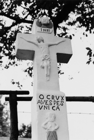 L'oraison jaculatoire " O Crux Ave Spes Unica " est présente en haut du fût (photographie du service régional de l'inventaire de Lorraine).