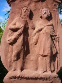 Le fût représente deux personnages, qui sont sans doute la Sainte Vierge et un saint évêque, peut-être saint Nicolas, bien que cela soit très difficile à affirmer.