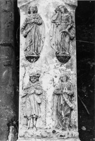 Le fût-stèle représente quatre personnages distribués en deux registres de deux ; on distingue la Sainte Vierge et saint Jean sur le registre supérieur, ainsi que saint Wendelin et une sainte femme - peut-être sainte Marie-Madeleine - sur le registre inférieur (photographie du service régional de l'inventaire de Lorraine).