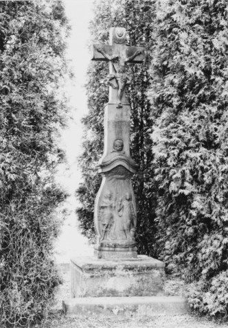 La croix Saint-Jacques se situe sur la route d'Olsberg, à une centaine de mètres de la ferme Kleinwald (photographie du service régional de l'inventaire de Lorraine).