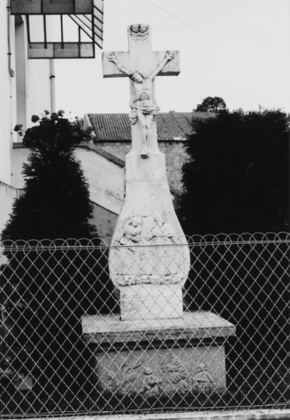 La croix de la rue de Waldhouse, à Breidenbach, date sans doute de la première moitié du XIXe siècle (photographie du Service régional de l'inventaire de Lorraine).