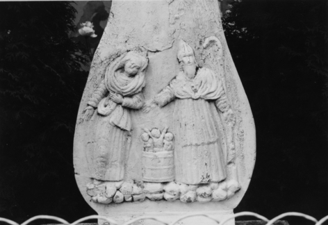 Sur la croix de Breidenbach, saint Nicolas est représenté sur la face du fût, accompagné de la Très Sainte Vierge (photographie du Service régional de l'inventaire de Lorraine).