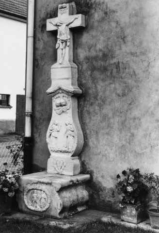 Une croix monumentale est adossée à la maison numéro 30, rue de Waldhouse (photographie du service régional de l'inventaire de Lorraine).