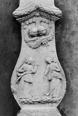 Le fût représente la Très Sainte Vierge et saint Joseph (photographie du service régional de l'inventaire de Lorraine).
