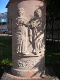 Le fût représente la Très Sainte Vierge et saint Joseph.