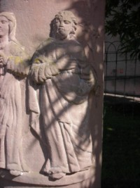 Tenant le lys dans sa main, saint Joseph est représenté sur le fût de la croix numéro 2 du hameau d'Olsberg, à Breidenbach.