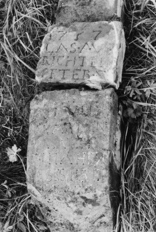 Les vestiges du fût-stèle (photographie du service régional de l'inventaire de Lorraine).