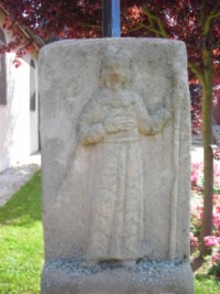Saint Jacques le Majeur est représenté au sommet du fût-stèle.