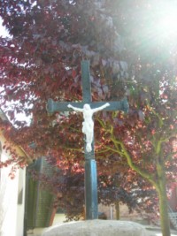 Le croisillon a été détruit et remplacé, sans doute dès le XIXe siècle, par une croix en fonte.