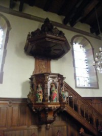 La chaire à prêcher de l'église de Breidenbach date probablement du XIXe siècle et figure les Saints Évangélistes sur la cuve, peints en polychromie.