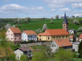 L'église Saint-Hubert domine le petit village de Breidenbach.