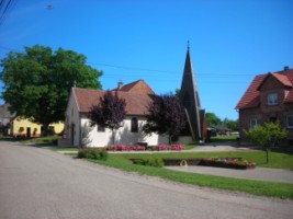 Saint patron de la chapelle du hameau d'Olsberg, saint Antoine est également représenté sur la croix monumentale adossée à la façade de l'édifice.