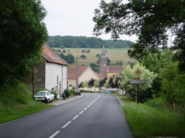 L'entrée du village de Breidenbach et l'église Saint-Hubert.