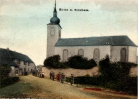 L'église Saint-Donat et l'école communale en 1909.