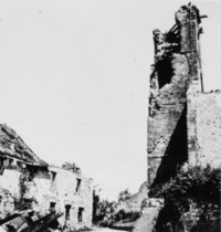 Le clocher de l'église en ruines en 1945 (d'après un album de photographies conservé aux archives municipales de Sarreguemines).