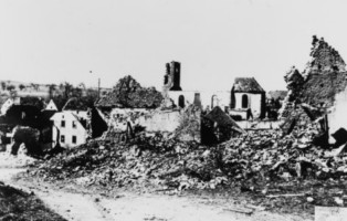 L'église Saint-Donat d'Epping en 1945-1946 (photographie issue d'un album conservé aux archives départementales de la Moselle : Églises de Moselle reconstruites).