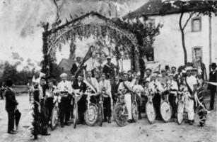 Rassemblement à Urbach en 1935, à l'occasion de la première messe de l'abbé Schwalbach.